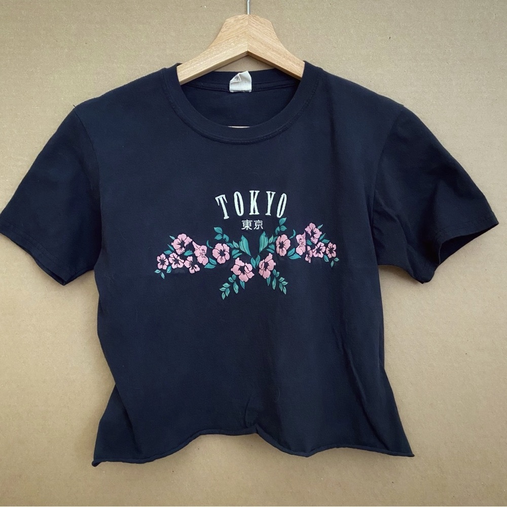 Crop Top Tee UO Short Sleeve Graphic Tokyo Black Cropped Tee